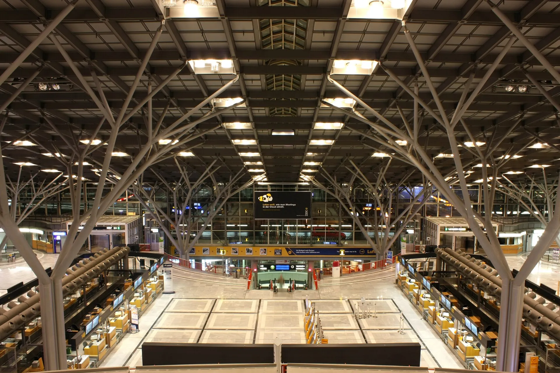 Abflughalle in Terminal 1 des Flughafens Stuttgart mit der baumförmigen Stahlkonstruktion